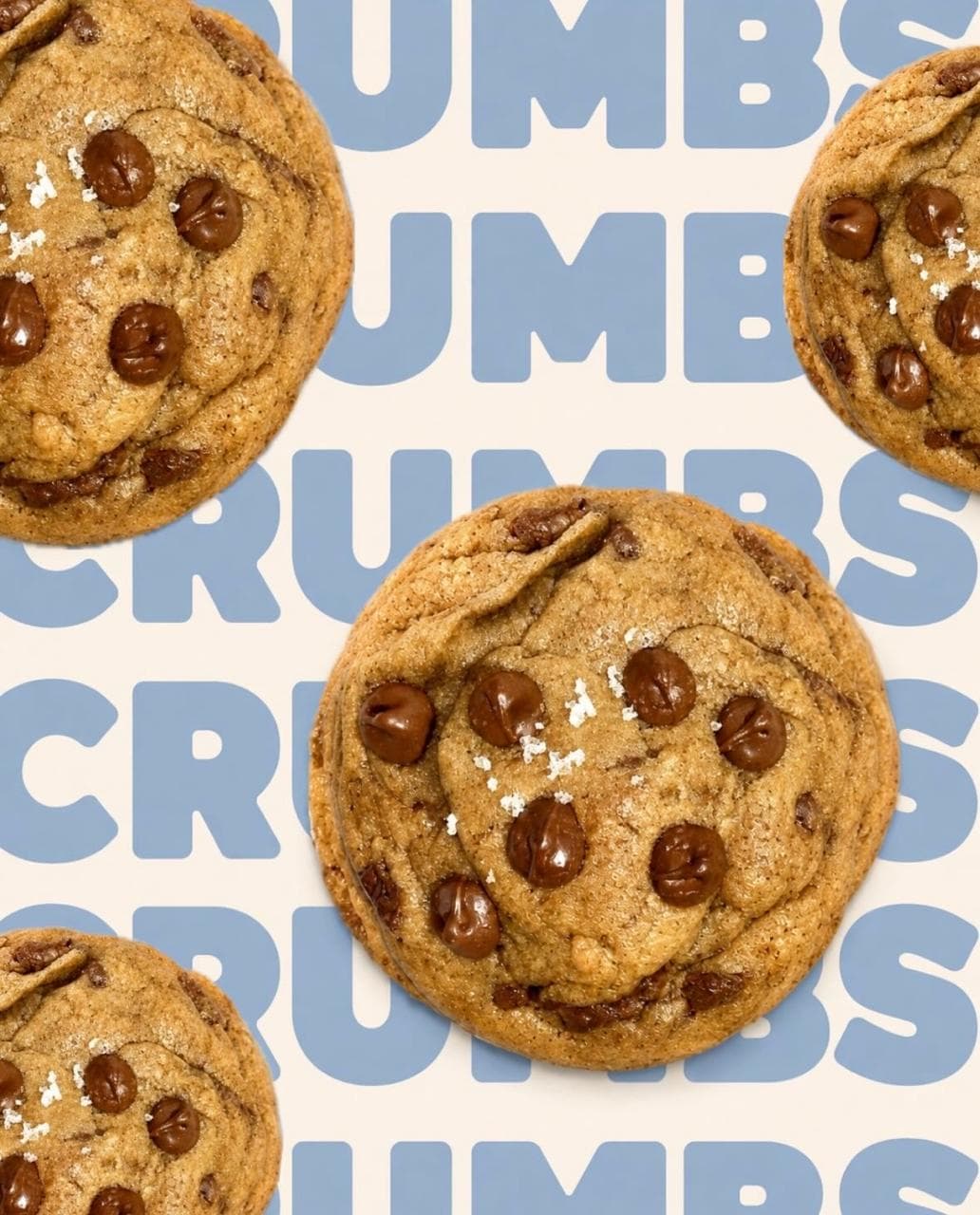 Cookies tradicionais Crumbs em composição editorial azul e creme